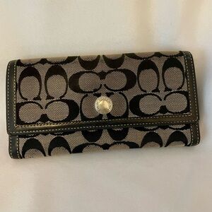 Pre loved coach wallet great for everyday use. Snap is snappy